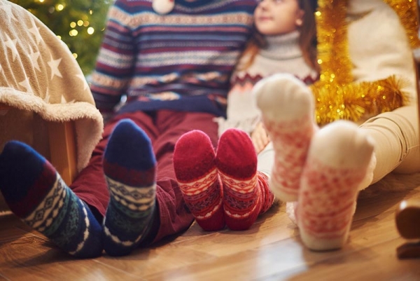 Szare, różowe czy ciemne? Jak dobrać kolor skarpetek do dziecięcej garderoby